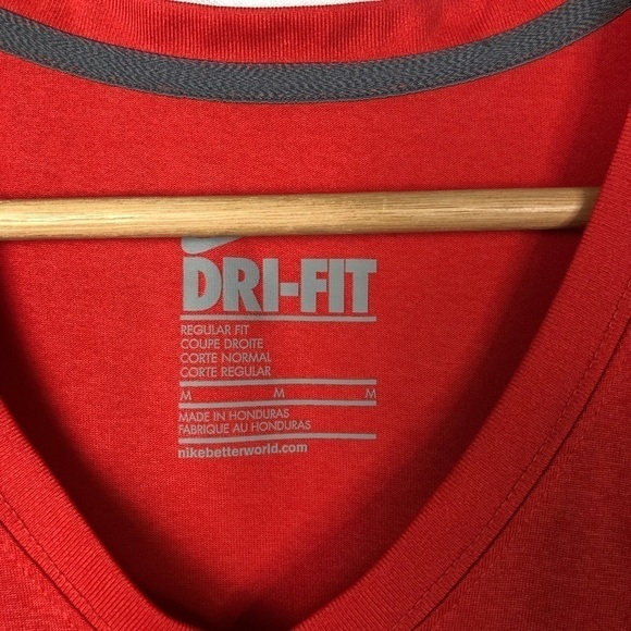 Nike Dri-Fit Red V-Neck Short Sleeve Athletic Running Top M - Picture 4 of 4